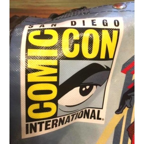 SOLD - Comic-Con Exclusive Bag & Rare Collectible DC Pin - Picture 4 of 6